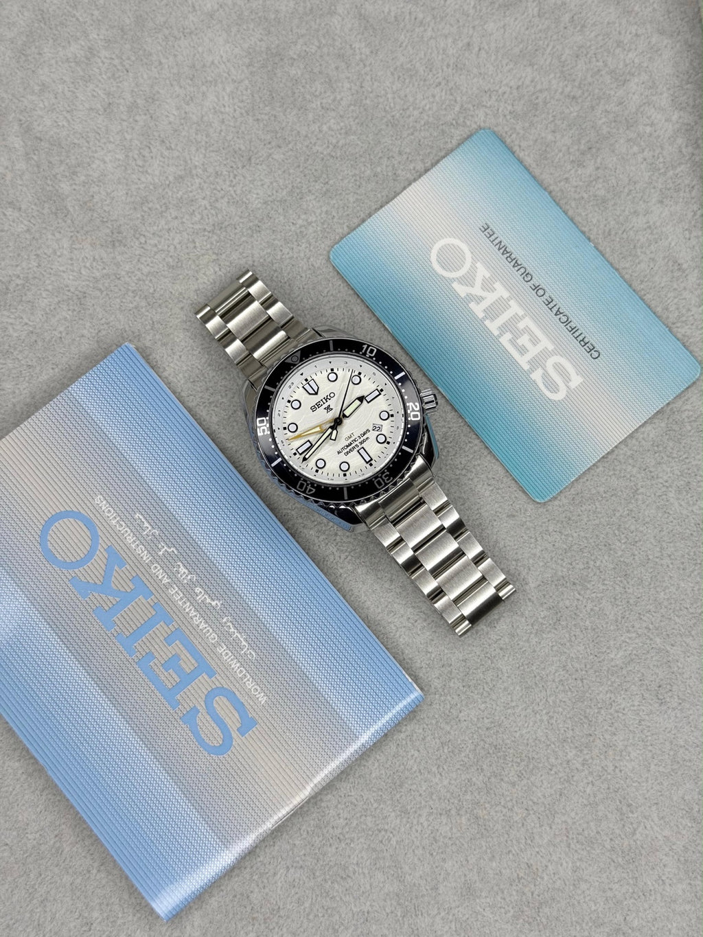Seiko white dial quartz men's watch with silver bracelet