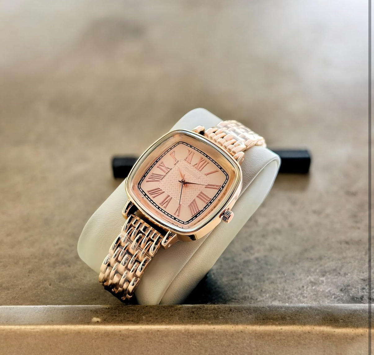 Rosegold dial with square suffer belt
