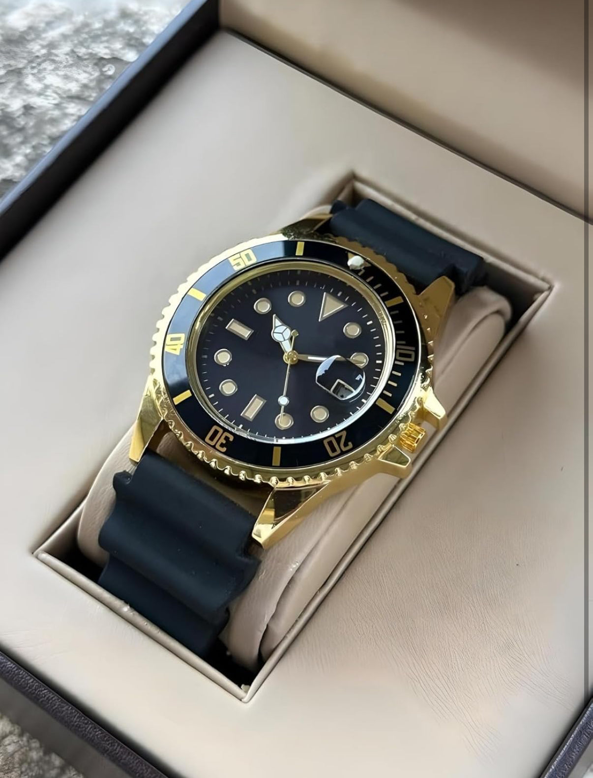Gold black dial silicon belt