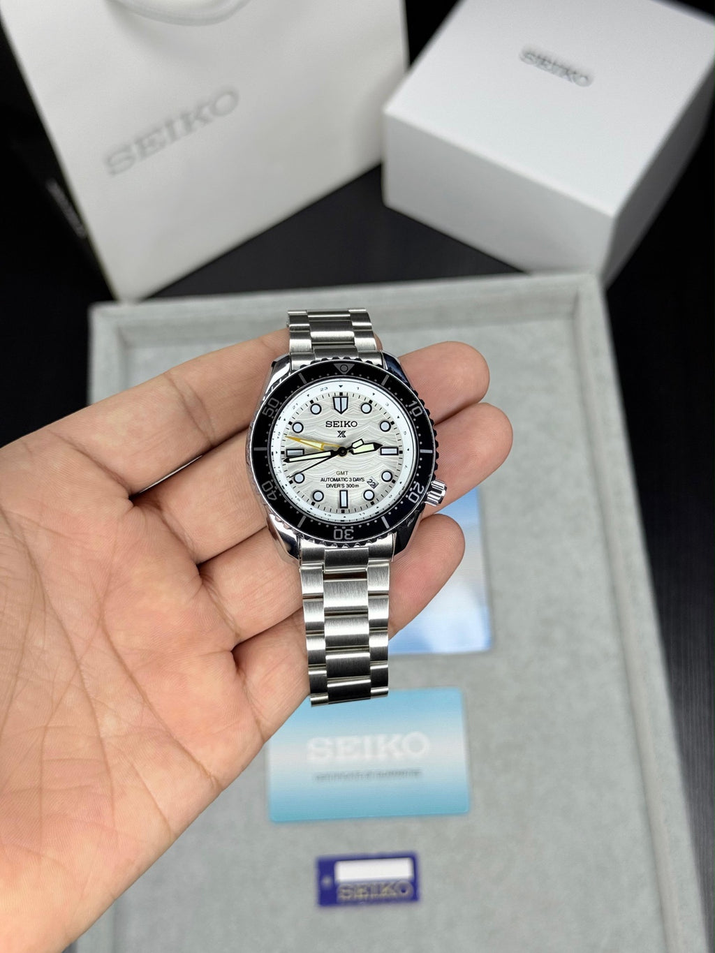 Seiko white dial quartz men's watch with silver bracelet
